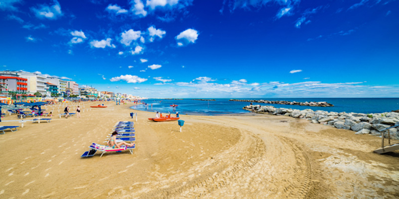 Gabicce mare dispone di una lunga spiaggia dorata di sabbia fine ed un mare blu..