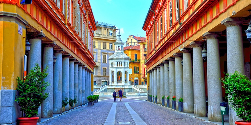 Scorcio tra le vie della colorata citta di Acqui Termi, famosa per le sue terme. IN fondo alla via si intravede la fontana chiamata La Bollente.