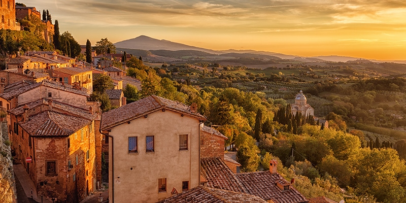 Le casette rurali della Toscana delimitano la natura e i campi circostanti che piano piano si tingono dei colori dell'autunno dando vita ad un paesaggio romantico ideale per un week-end romantico