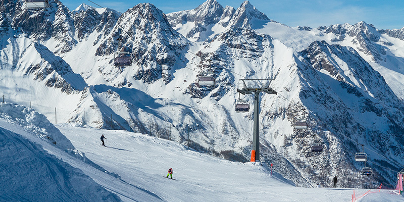 La Valtellina in inverno, una valle innevata ottima per passare un weekend romantico praticando sci e altri sport invernali.