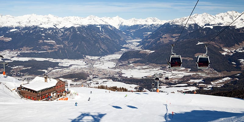 Paesaggio di Plan De Corones creato dalle cabinovie, lunghe distese di piste bianche e le montagne innevate all'orizzonte.