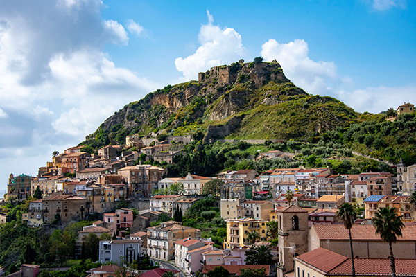 Il borgo di Amantea si estende a ridosso di un monte. Sulla parte alta si intravedono i resti di antiche civiltà.