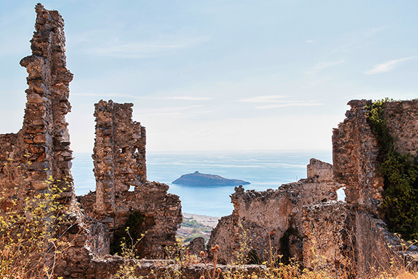 i resti dell'antica città di Cirella sono posti in primo piano. Sullo sfondo in mezzo al mare blu si intravede l'Isola di Cirella