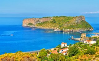 Hotel Parco dei Principi, situato vicino alla costa, circondata da un bel mare blu e un'entroterra ricco di vegetazione verde e rigogliosa.