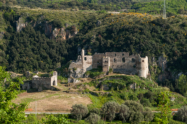 La verde Vallata di Santa Maria del Cedro si chiude con le rovine del castello di San Michele. I resti del castello e della chiesa vicina sono contornati dalla natura circostante