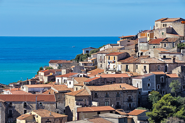 La cittadina di Scalea si trova su un promontorio che da sullo splendido mare della Calabria.