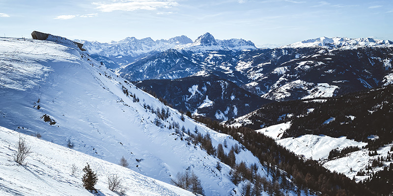 si intravede il lato della montagna dove è collocato il MMM Museum. Sullo sfondo si vedono le Alpi adornate dalla neve.