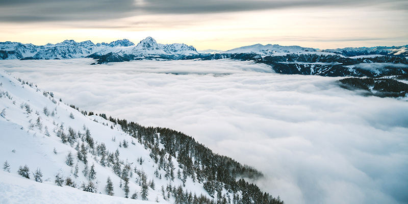 Cima di Plan de Corones: si vede una distesa di nuvole ed il lato innevato della montagna.