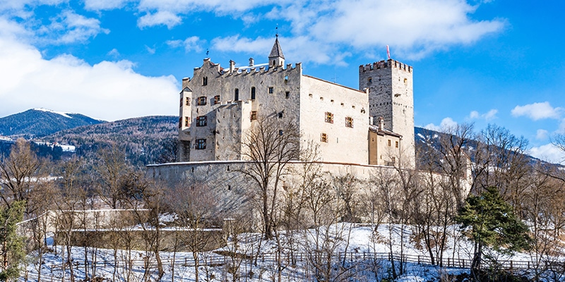 l'affascinante Castello di Brunico, dalle pareti chiare e le linee semplici domina la collina.