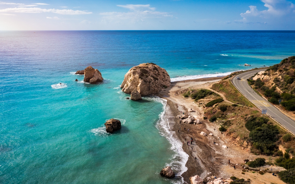 Petra tou Romiou (Roccia di Afrodite), il luogo di nascita di Afrodite, Paphos, Cipro. Vista aerea di Petra tou Romiou, ovvero la roccia di Afrodite, una famosa meta turistica di Paphos, Cipro.