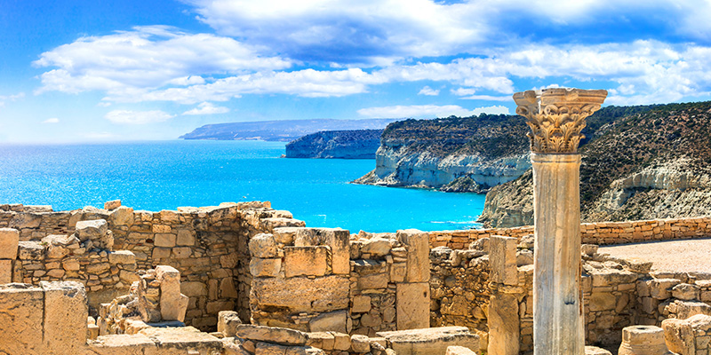 Vista dalle antiche rovine di Cipro che si affacciano sul mare azzurro dell'isola.