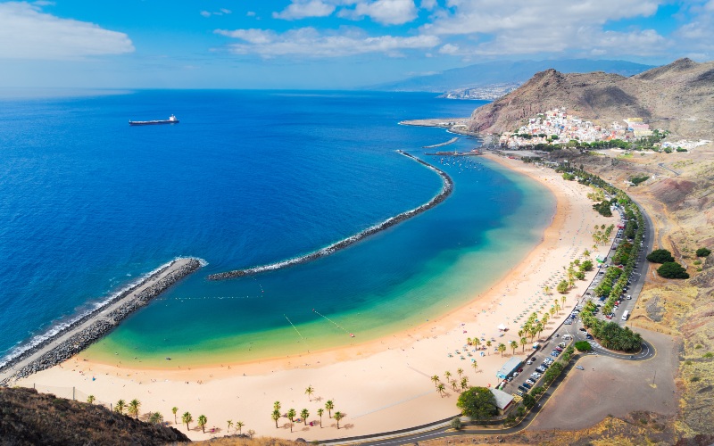 Panorama costa di sabbia fine dell'isola di Tenerife.